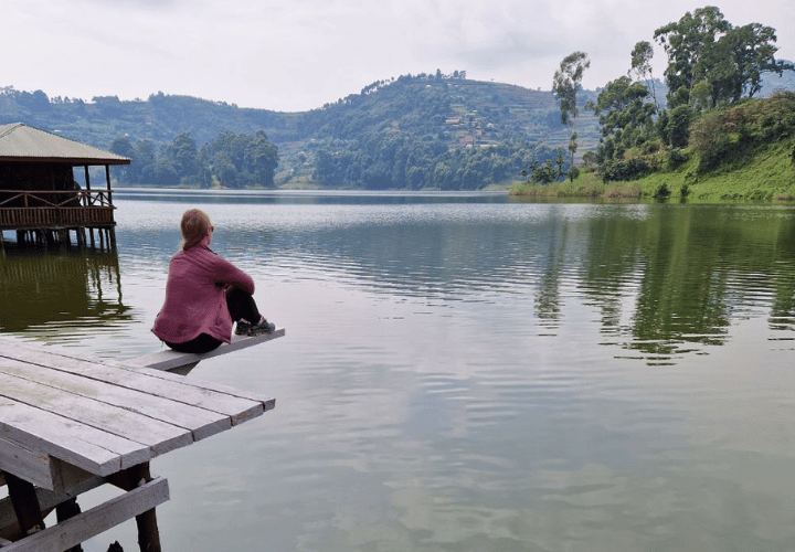 Contemplation sur le lac Bunyoni en Ouganda