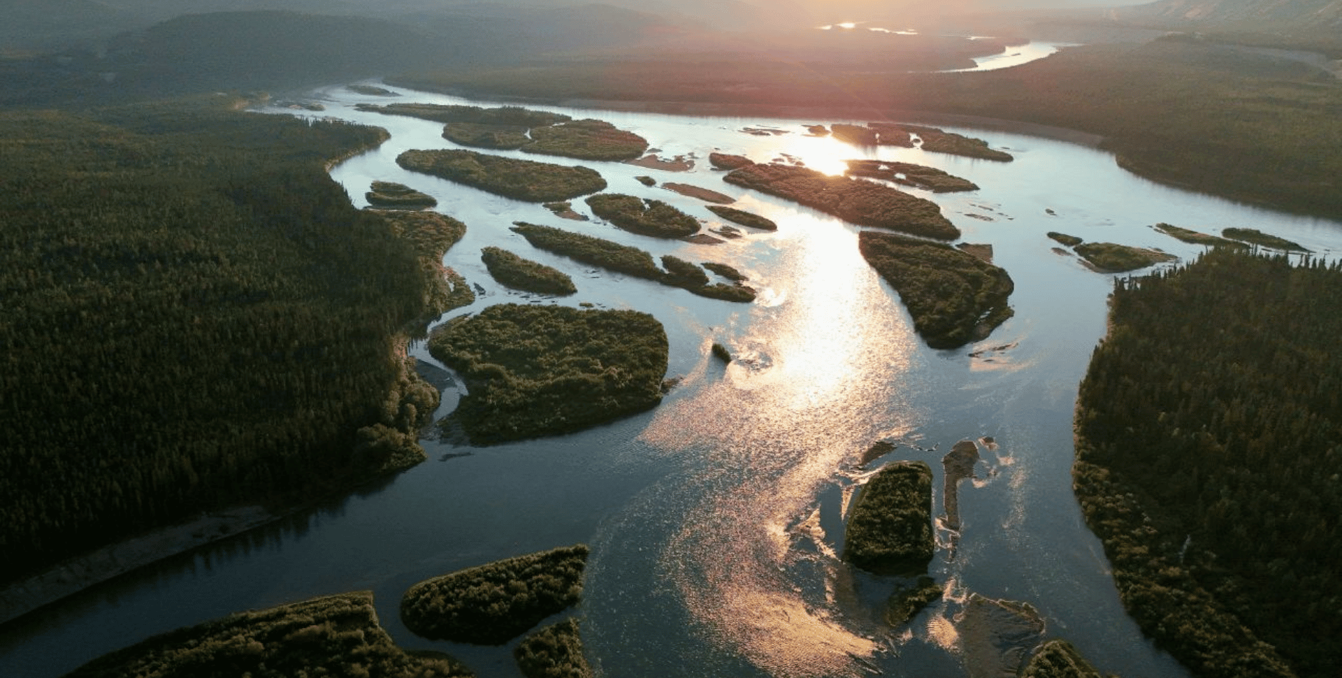 Le fleuve yukon en été au Canada
